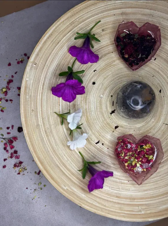 Upominki dla gości weselnych: personalizowane herbaciane serca i kule