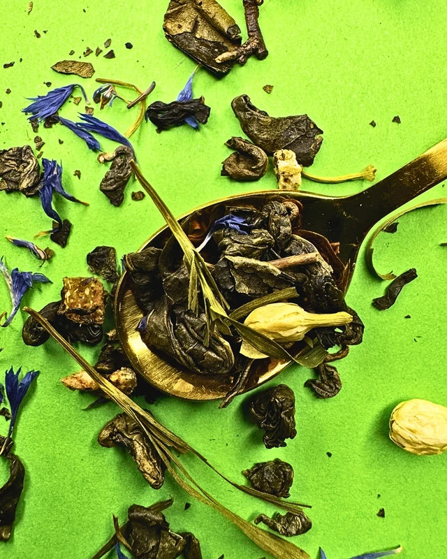 Jak parzyć herbatę liściastą? Temperatura i czasy